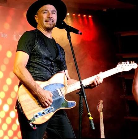 Cris Cabeytu performing in Benidorm